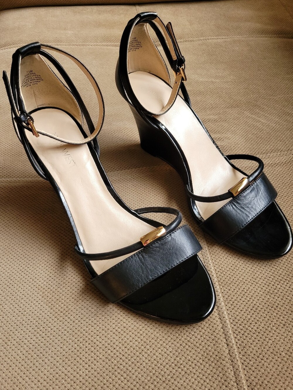 Fabulous & Modern Leather Wedge Ankle-Strap Sandals Black With Gold Ring Detail
